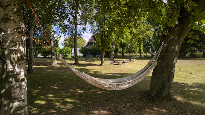 Erholung im Garten im Hotel Wolin &ndash; &copy;IdeaSpa Travel