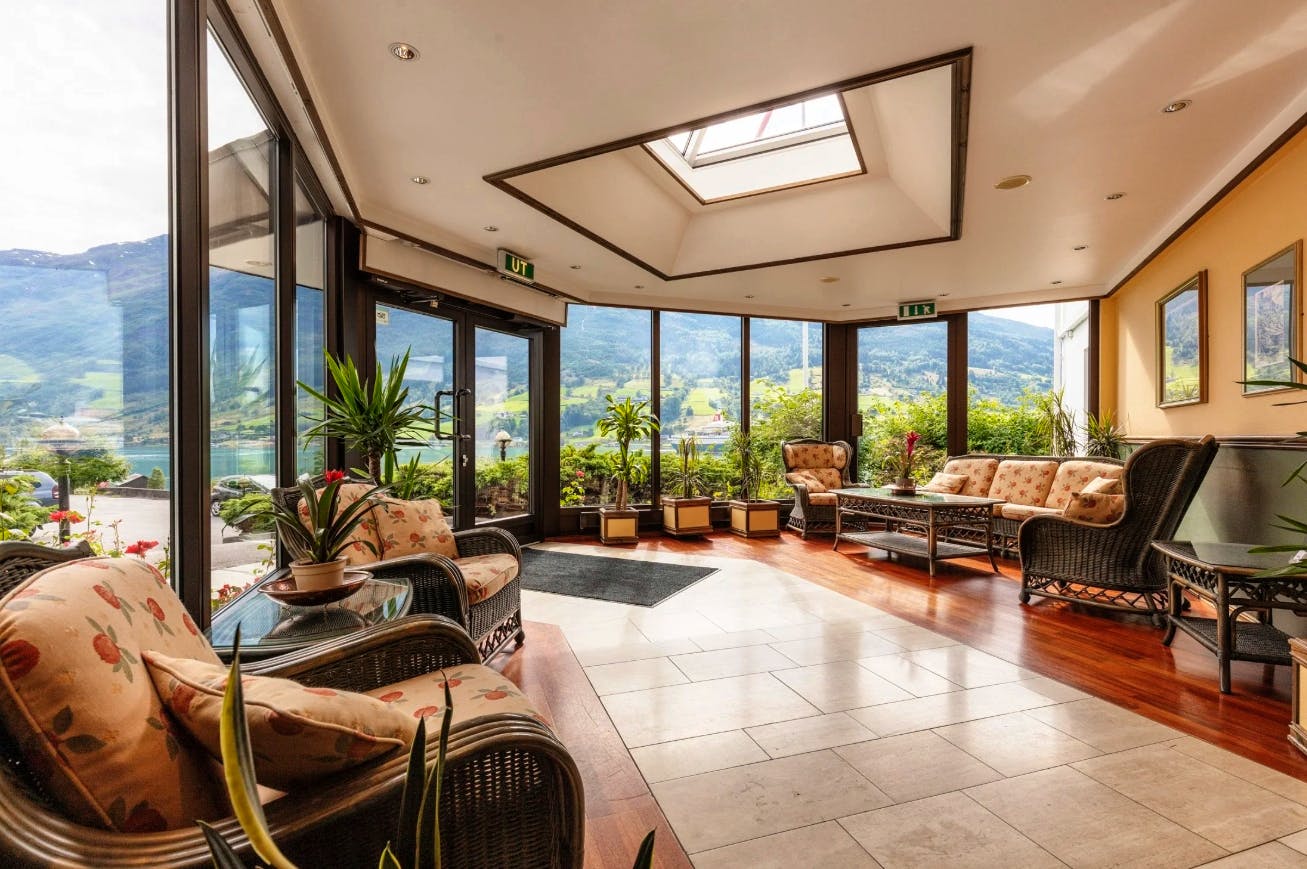 Olden Fjordhotel - Hoteleingangsbereich&nbsp;&ndash;&nbsp;&copy;&nbsp;Olden Fjordhotel