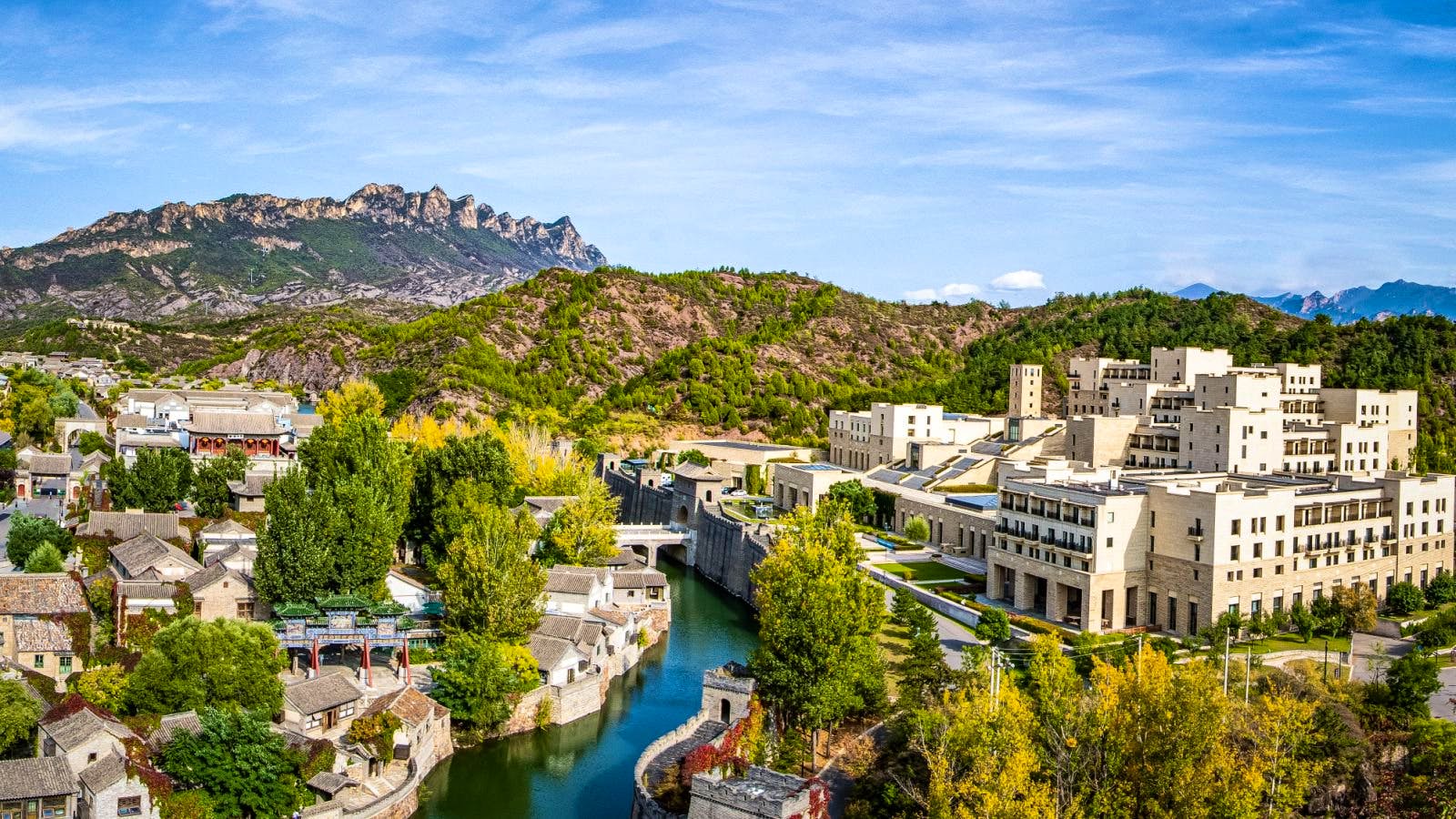 Gubei Water Town Hotel in Peking, China - Hotel von außen &nbsp;&ndash;&nbsp;&copy;&nbsp;Gubei Water Town Hotel