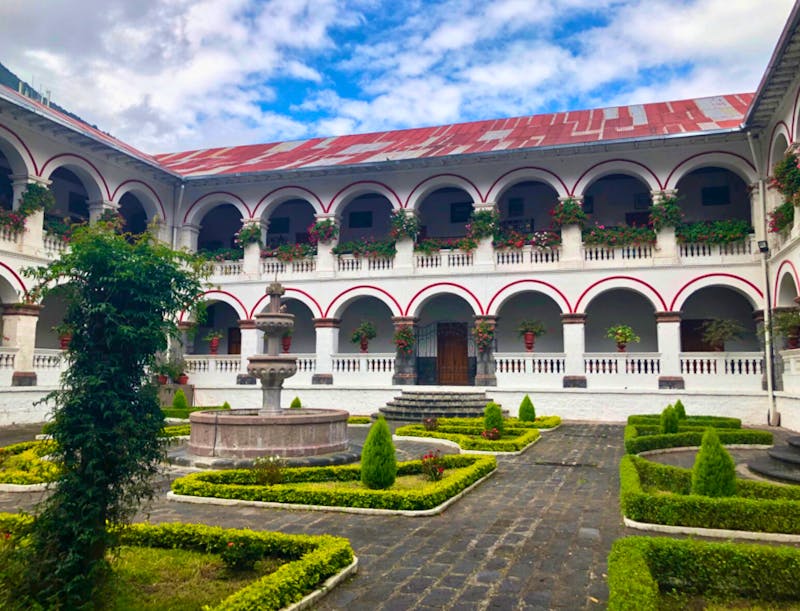 Baños - Innenhof der Basilika - &copy;Sabine Letzybyll - Eberhardt TRAVEL