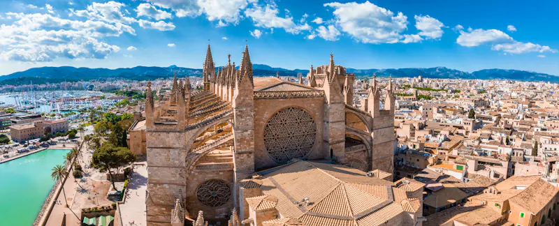 Palma de Mallorca - Blick auf die mittelalterliche Kathedrale La Seu - &copy;Aerial Film Studio - stock.adobe.com