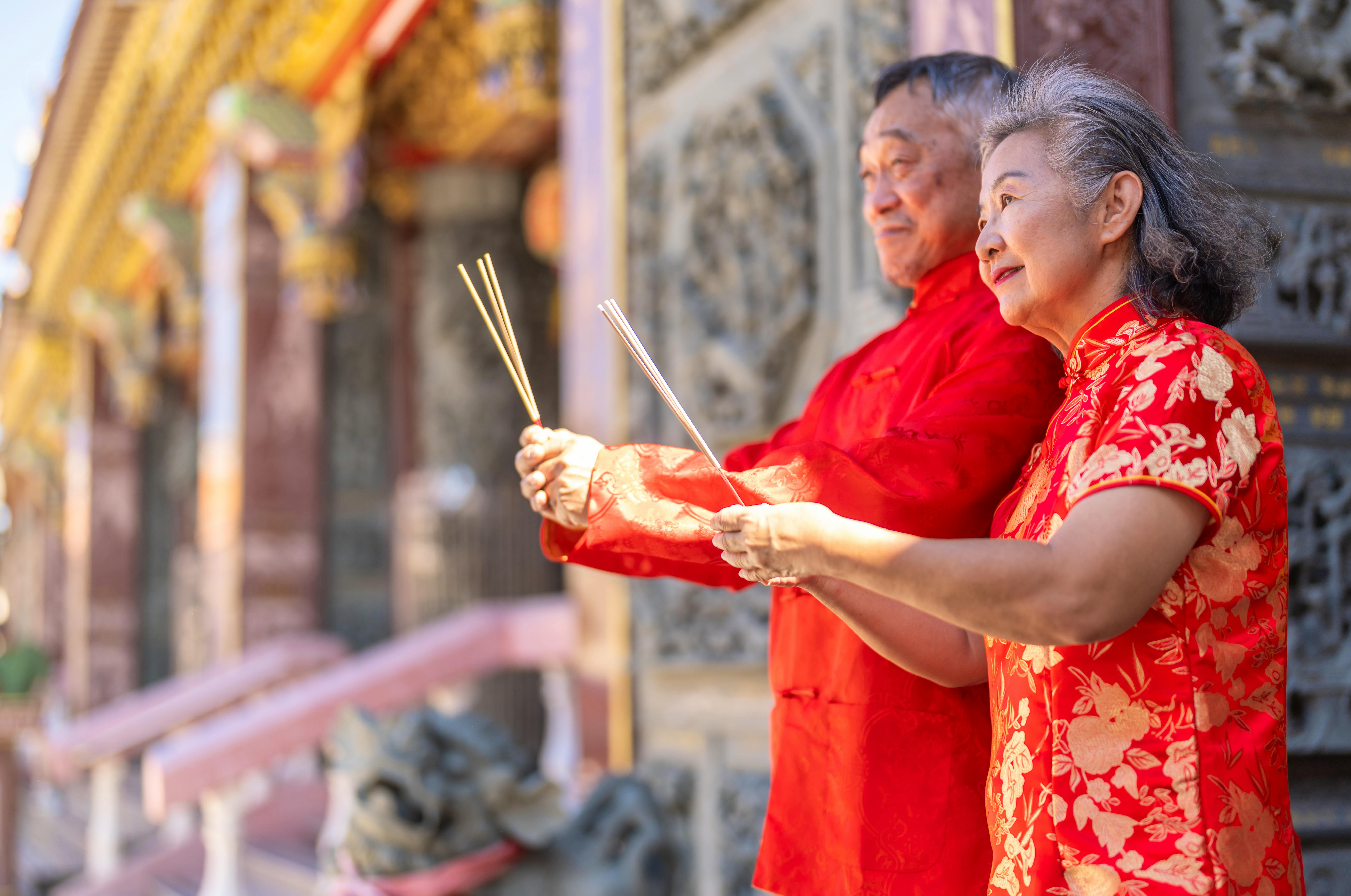 Asiatisches Pärchen zum Mond-Neujahres-Gruß am Tempel&nbsp;&ndash;&nbsp;&copy;&nbsp;Art_Photo - stock.adobe.com