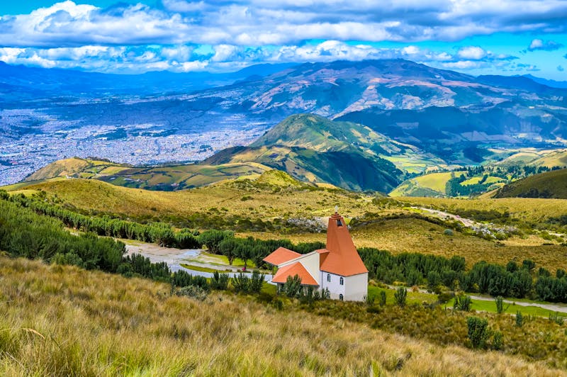 Andenpanorama mit Blick auf die Stadt Quito - &copy;borisbelenky - stock.adobe.com