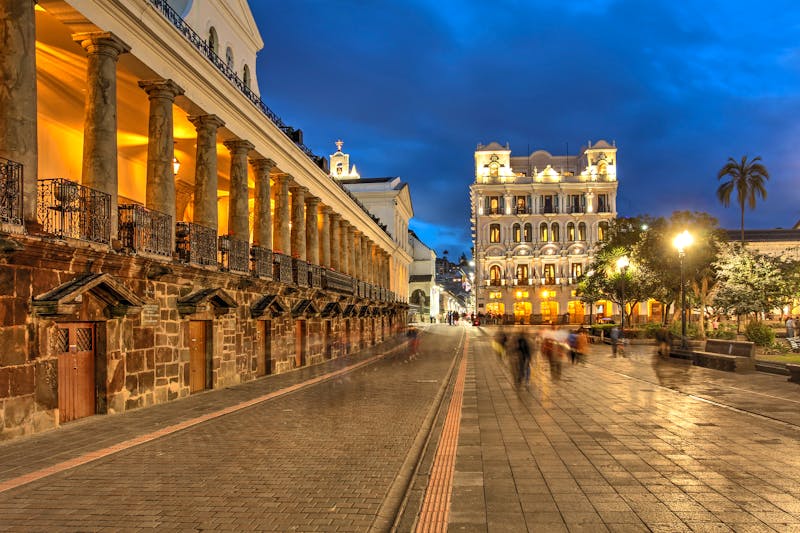 Plaza Grande bei Nacht mit dem Carondelet-Palast - &copy;Bogdan Lazar - stock.adobe.com