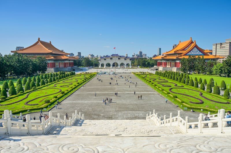 Rechts die National Concert Hall, links das Nationaltheater – die Chiang-Kai-Shek-Gedächtnisstätte  - &copy;Frank - stock.adobe.com