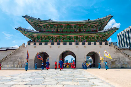 Wachablösung am Gyeongbokgung Palast in Seoul &ndash; &copy; jon_chica - stock.adobe.com