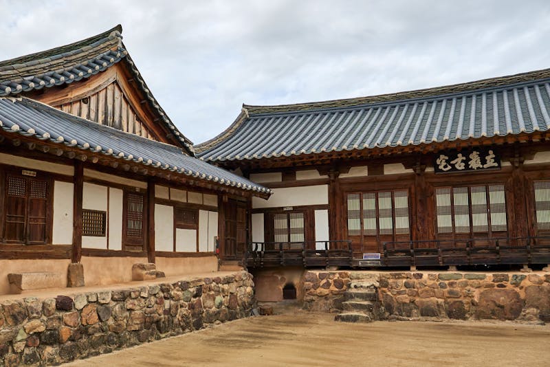  Innenhof eines traditionellen koreanischen Hanok-Hauses in Andong Hahoe - &copy;JinHyun - stock.adobe.com