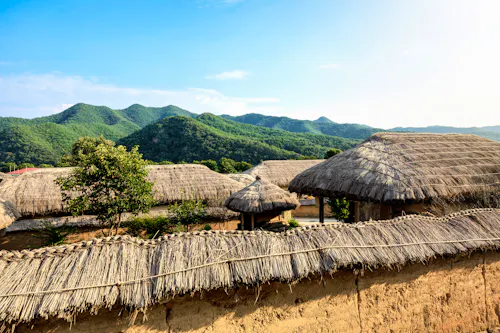 Häuser mit Strohdach im Andong Hahoe-Dorf &ndash; &copy; Choi_ Nikolai - stock.adobe.com