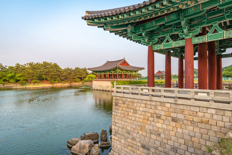 Zwei Pavillons des Donggung-Palasts am Wolji-Teich - &copy;Dan Tiégo - stock.adobe.com