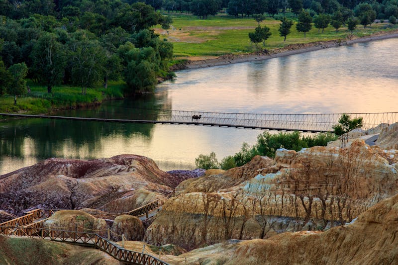 Brücke am Farbigen Strand in Xinjiang, China - &copy;Cedar - stock.adobe.com