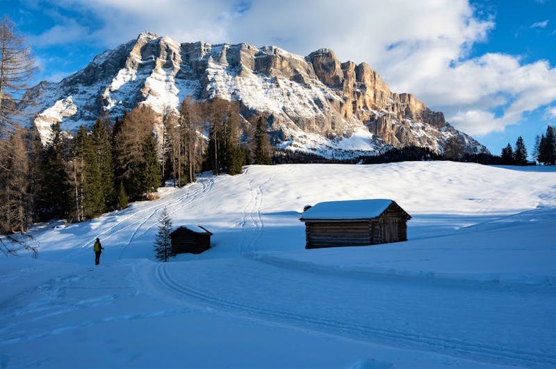 Winterwanderung auf den  Armentarawiesen unter dem Heiligkreuzkofel in den Dolomiten - &copy;Thomas - stock.adobe.com