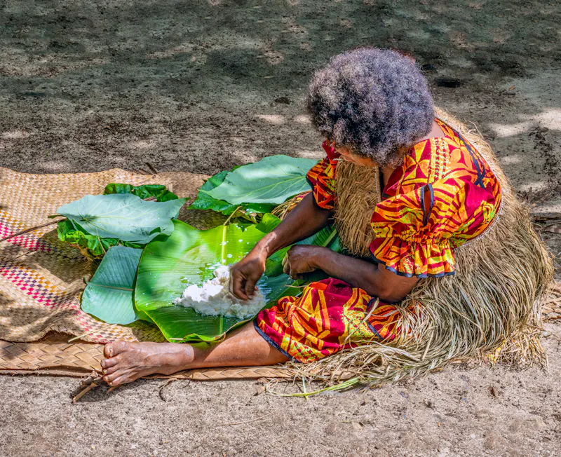 Einheimische bei der Maniok-Zubereitung auf Aneityum Island - &copy;Luis - stock.adobe.com