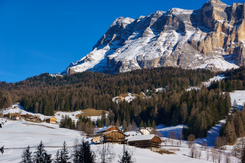 Schneebedeckte Berge in Alta Badia im Naturpark Fanes-Sennes-Prags  - &copy;Sebastian - stock.adobe.com