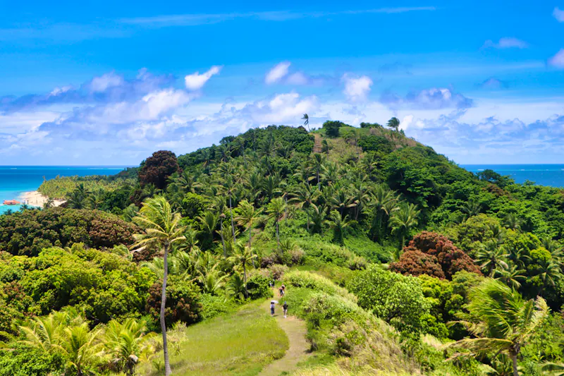 Wanderung zum Inselhügel auf der Insel Dravuni - &copy;Paul James Bannerman - stock.adobe.com