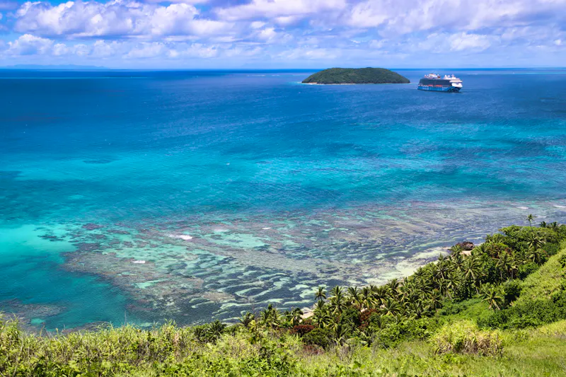 Kreuzfahrtschiff vor der Fidschi-Insel Dravuni - &copy;Paul James Bannerman - stock.adobe.com