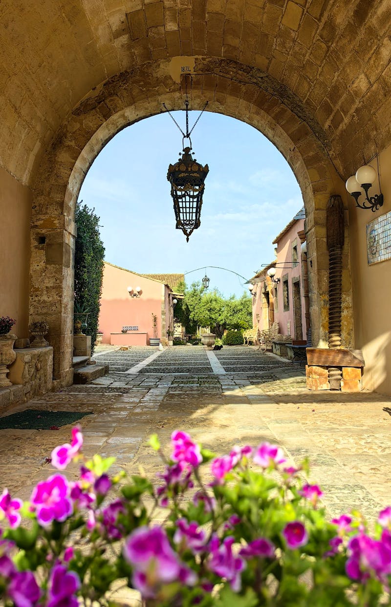Hoteleingang zur Villa Giulia bei Noto - &copy;Simone Willner - Eberhardt TRAVEL