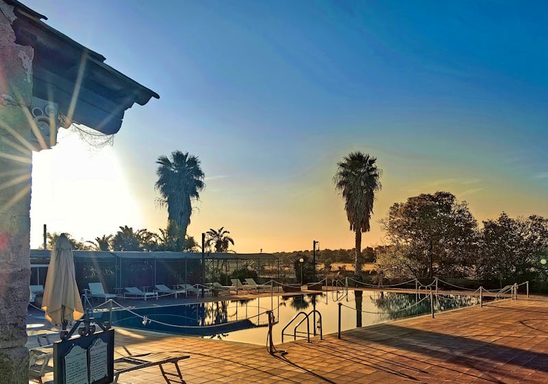 Hotelpool der Villa Giulia bei Noto im Morgenlicht - &copy;Simone Willner - Eberhardt TRAVEL