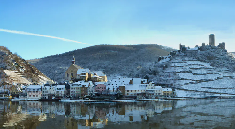 Beilstein im Schnee, Moselgebiet &ndash; &copy; Monika Tim m- stock.adobe.com
