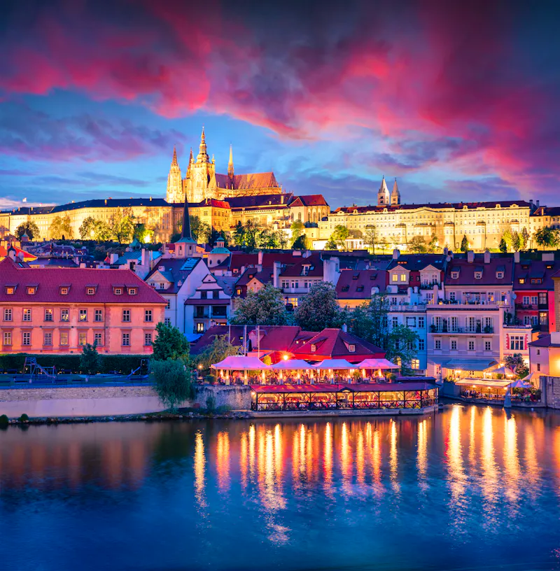Prag - Blick von der Karlsbrücke auf Moldau und Prager Burg am Abend - &copy;Andrew Mayovskyy - stock.adobe.com