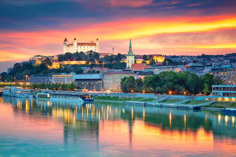 Bratislava - Blick auf Donau und Burg am Abend - &copy;Rudolf Balasko - Adobe Stock