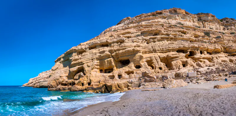 Ehemalige Wohnhöhlen am Strand von Matala - &copy;peuceta - stock.adobe.com