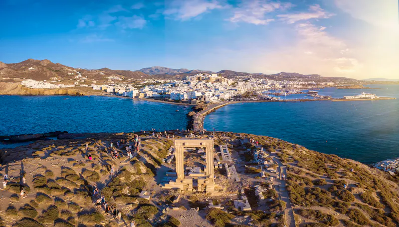 Blick  von der berühmten Portara von Naxos nach Chora - &copy;moofushi - stock.adobe.com
