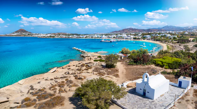 Panoramablick auf die Bucht und die Kirche von Agia Anna, Insel Naxos - &copy;moofushi - stock.adobe.com