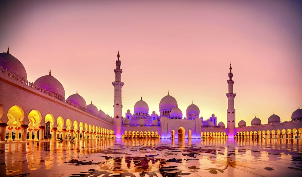 Innenhof der Sheikh ZayedMoschee in Abu Dhabi am Abend &ndash; &copy; Darko Vrcan - stock.adobe.com