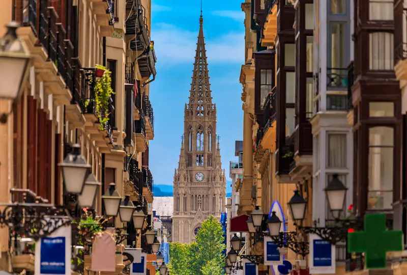 Straße in der Altstadt mit Blick auf die Kathedrale, San Sebastián - &copy;SvetlanaSF - stock.adobe.com