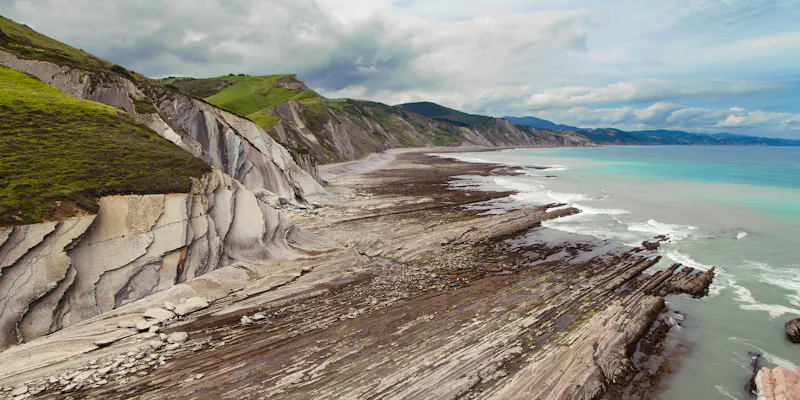 Küste zwischen Zumaia und Deba - &copy;Santi Rodríguez - stock.adobe.com