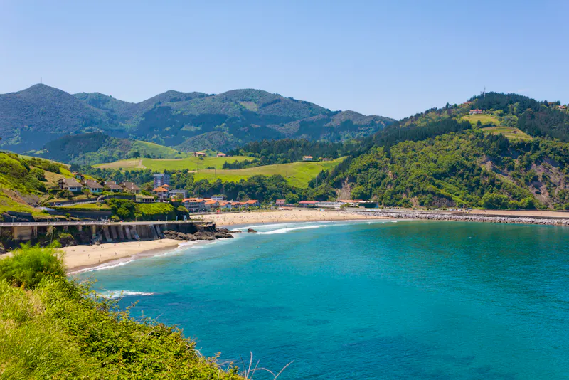 Die Küstenstadt Deba, Baskenland - &copy;hansgeel - stock.adobe.com