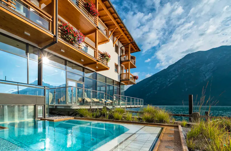 aja Fürstenhaus am Achensee Außenbild Pool Sommer &ndash; &copy;aja Fürstenhaus am Achensee 