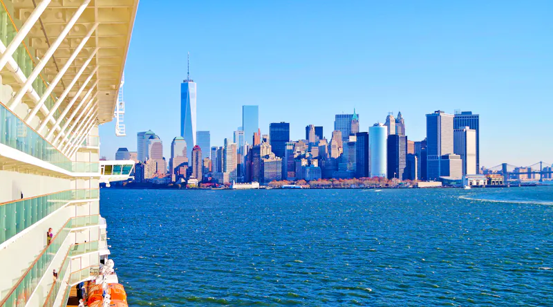 Kreuzfahrtschiff im Hafen von New York mit Skyline von Manhattan - &copy;Tamme Wichmann - stock.adobe.com
