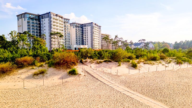 Blick vom Strand zum Hotel Porta Mare Active & Spa Resort &ndash; &copy;IdeaSpa 
