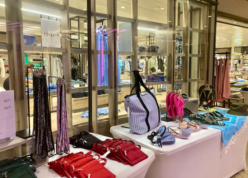 Shops auf der Mein Schiff 1 - &copy;Mareike Schmidt - Eberhardt TRAVEL