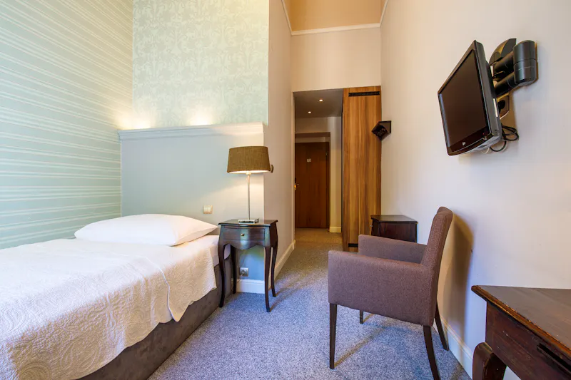 Teplice - Kurhaus Kaiserbad - Zimmerbeispiel Einzelzimmer &ndash; &copy;FOTO STUDIO H, Ondrej Hajek, Vojtech Hajek, Ludmila Hajkova