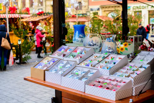 Weihnachtsmarktbesuch &ndash; &copy; anastasiyalee - stock.adobe.com