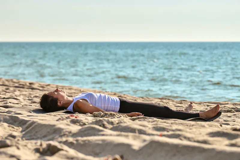 Achtsamkeitsübung am Ostsee-Strand - &copy;TRAVELARIUM - stock.adobe.com