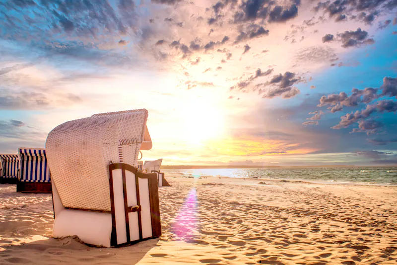 Sonnenaufgang an der Ostsee - Wellen Strand und Sandkob - &copy;Sina Ettmer - stock.adobe.com