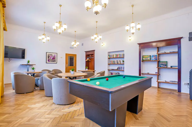 Franzensbad - Kurhotel Metropol - Gemeinschaftsraum mit kleiner Bibliothek &ndash; &copy;Hotel Metropol Frantiskovy Lazne