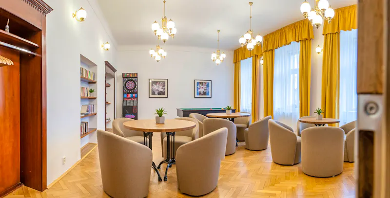 Franzensbad - Kurhotel Metropol - Gemeinschaftsraum mit kleiner Bibliothek &ndash; &copy;Hotel Metropol Frantiskovy Lazne