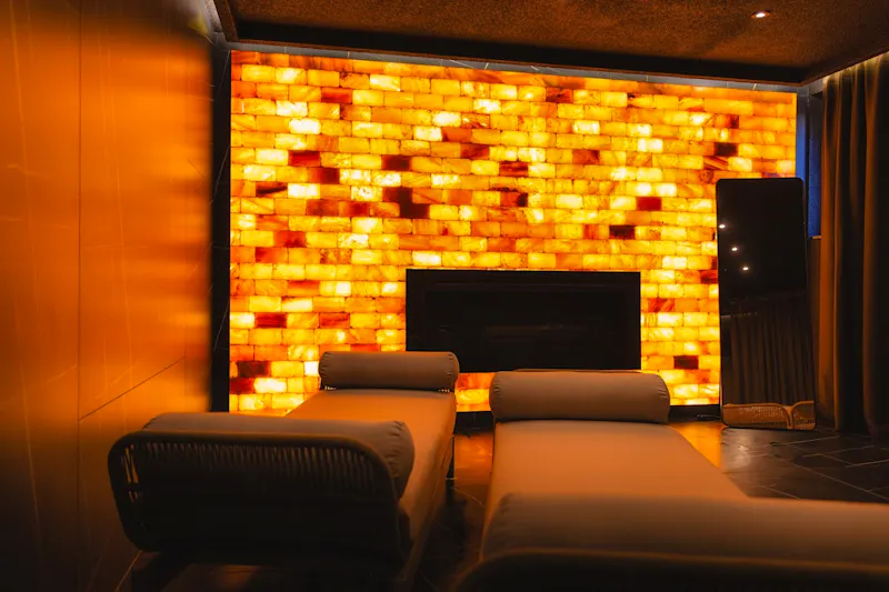 Entspannungsraum mit Salzsteinwand im West Baltic Resort &ndash; &copy;IdeaSpa Travel