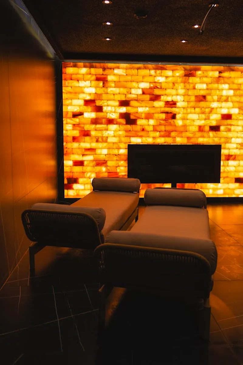 Entspannungsraum mit Salzsteinwand im West Baltic Resort &ndash; &copy;IdeaSpa Travel