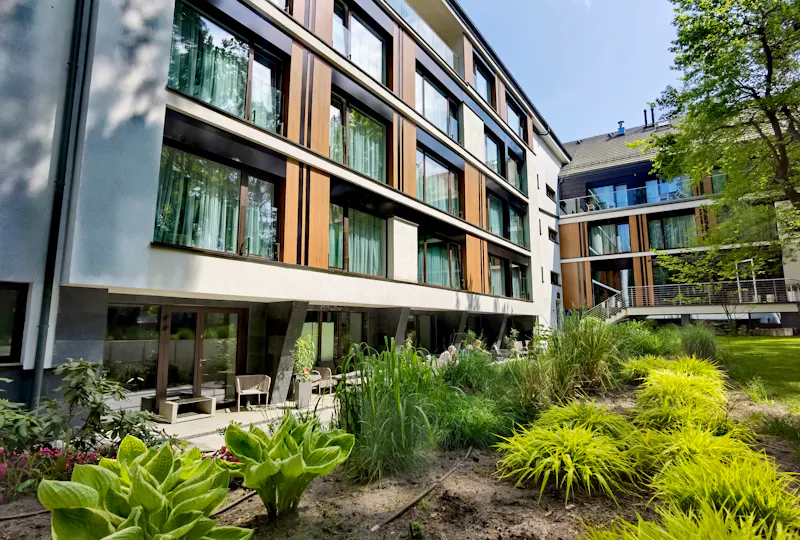 Rückansicht mit Garten im West Baltic Resort &ndash; &copy;IdeaSpa Travel