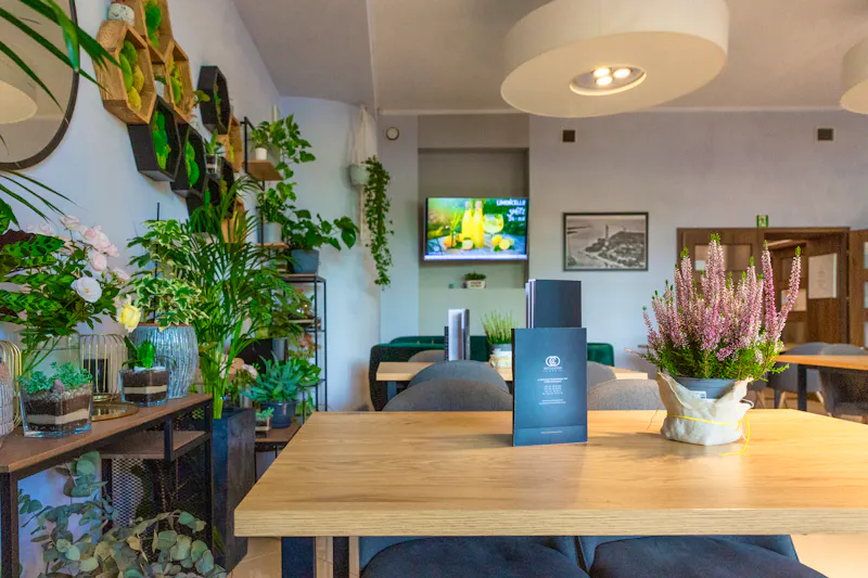 Cafe im Hotel Kaisers Garten &ndash; &copy;Tetyana Vysochanska Photgraphy