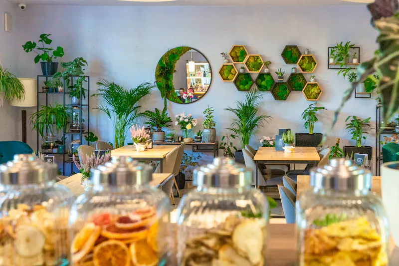 Cafe im Hotel Kaisers Garten &ndash; &copy;Tetyana Vysochanska Photgraphy