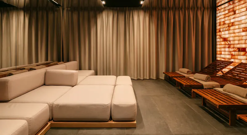 Ruheraum mit Salzsteinwand im NICKEL Resort & Wellnest &ndash; &copy;IdeaSpa Travel