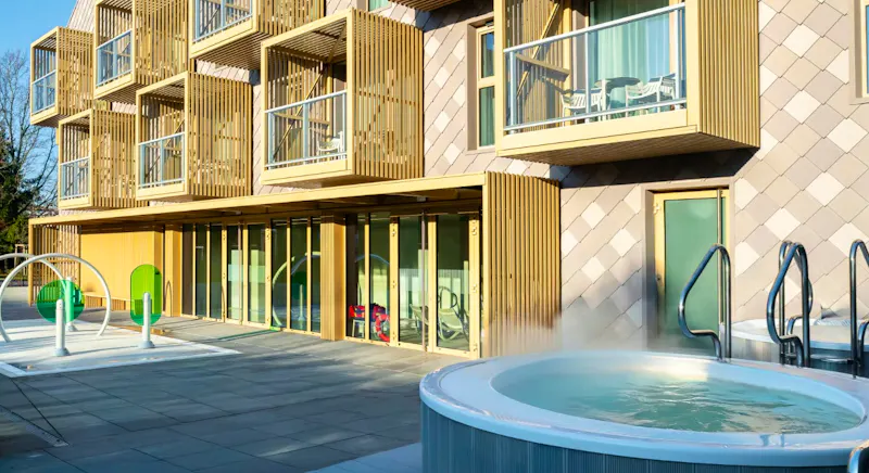 Außen-Whirlpool im NICKEL Resort & Wellnest &ndash; &copy;IdeaSpa Travel