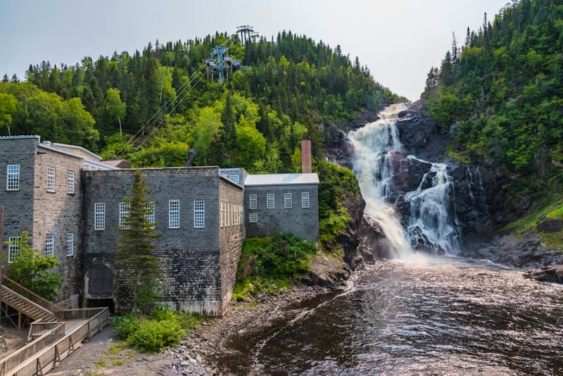 Alte Papiermühle von Val Jalbert und Wasserfall Ouiatchouan - &copy;driendl - stock.adobe.com
