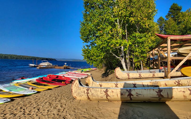 Kanus und Paddelboards am Lac Taureau - &copy;Susanne Schirmann - Eberhardt TRAVEL